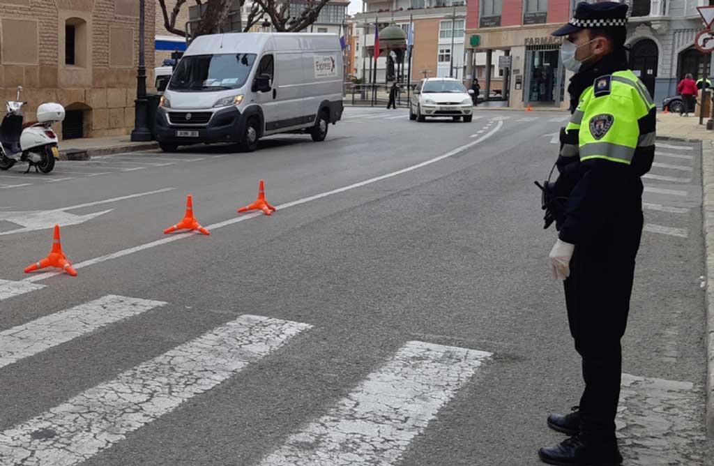 La Policía Local informa a los peones agrícolas de las medidas a adoptar a la hora de ir a su lugar de trabajo.